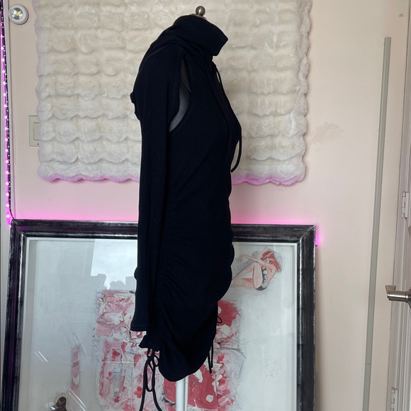 Chic Black Long-Sleeve Dress with Drawstring Detail - Picture 7 of 8